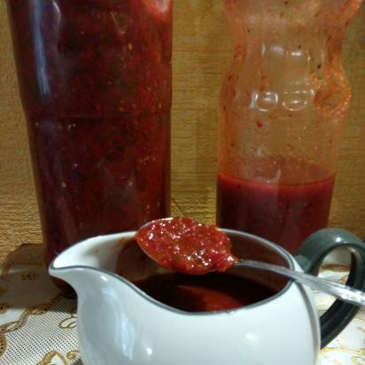 Adjika fermentado sin vinagre ni azúcar (tomates, pimientos, ajo, rábano picante y sal)