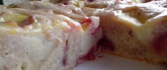 Torta con fragole (frutti di bosco) e salsa alla vaniglia all'interno dell'impasto