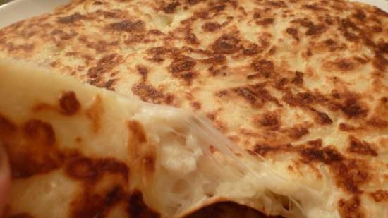 Khachapuri سريع بطريقة مختلفة في شواية ملامسة VVK