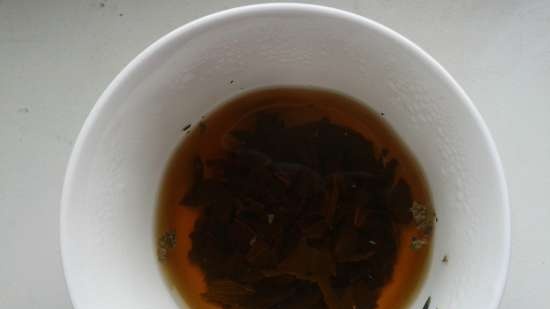 Fermented tea made from leaves of garden and wild plants (master class)