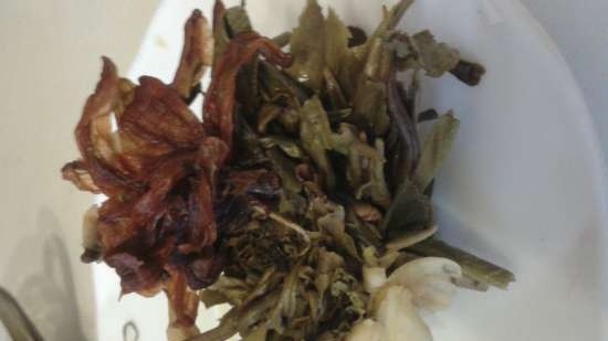 Fermented tea made from leaves of garden and wild plants (master class)