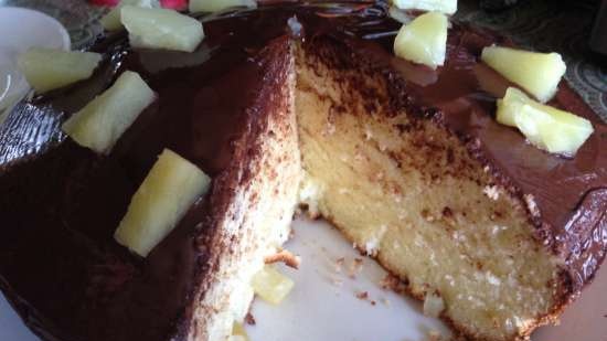 Cupcake con glassa di cioccolato e ananas in un multicucina BORK U700