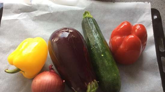 Amanida de verdures al forn i dos tipus de salsa