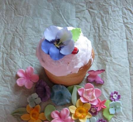 Examples of decorating Easter cakes and Easter