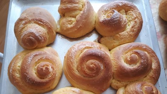 Pumpkin buns with raisins and cinnamon