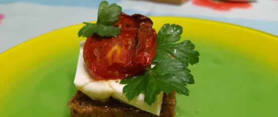 Zongedroogde tomaten in de oven in geurige olie (koken en inblikken)