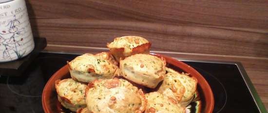 Muffin nutriente con formaggio e erbe aromatiche preferite (spinaci)