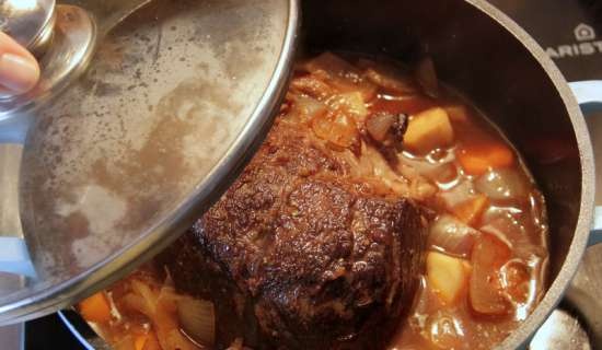 Carne de vită la cuptor cu garnitură de cartofi și păstârnac (Rinderschmorbraten mit Kartoffel-Pastinaken Stampf)