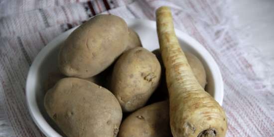 Inihurnong baka na may patatas at palamuti ng parsnip (Rinderschmorbraten mit Kartoffel-Pastinaken Stampf)