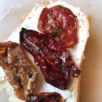 Zongedroogde tomaten in de oven in geurige olie (koken en inblikken)