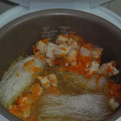 Funchoza, in umido con filetto di pollo (multicooker Philips HD 3036)