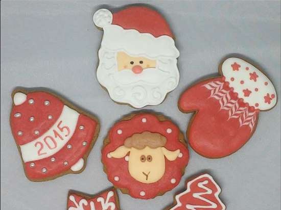 We decorate gingerbread cookies, cookies