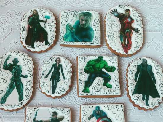 We decorate gingerbread cookies, cookies