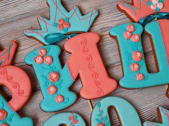 We decorate gingerbread cookies, cookies