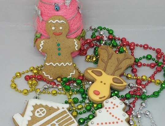 We decorate gingerbread cookies, cookies