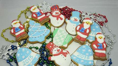 We decorate gingerbread cookies, cookies