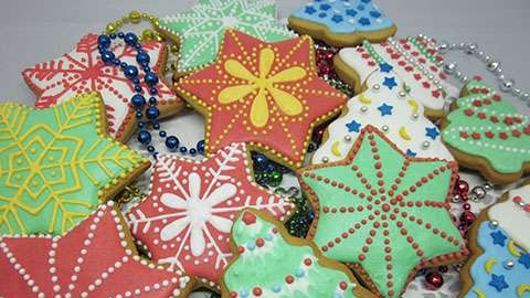 We decorate gingerbread cookies, cookies