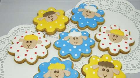 We decorate gingerbread cookies, cookies