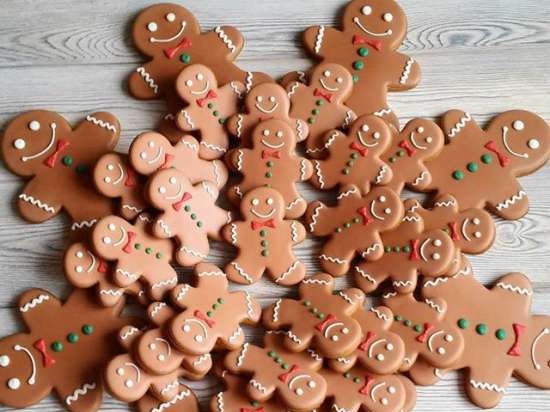 We decorate gingerbread cookies, cookies