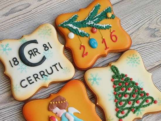 We decorate gingerbread cookies, cookies