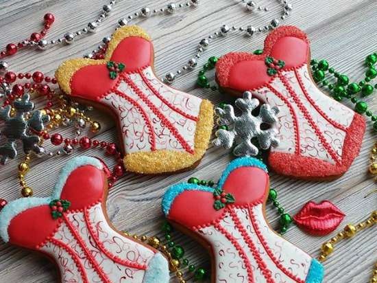 We decorate gingerbread cookies, cookies