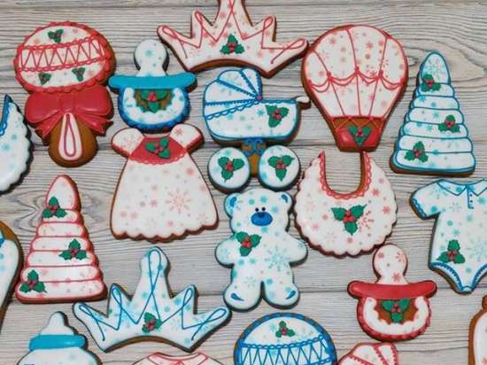 We decorate gingerbread cookies, cookies