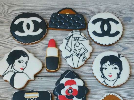 We decorate gingerbread cookies, cookies