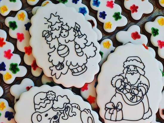 We decorate gingerbread cookies, cookies