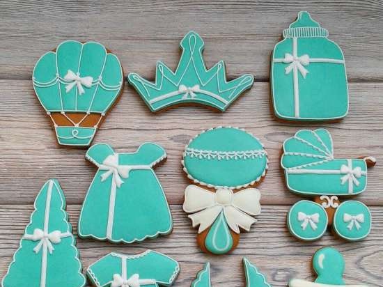 We decorate gingerbread cookies, cookies