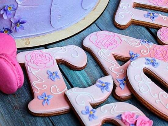 We decorate gingerbread cookies, cookies