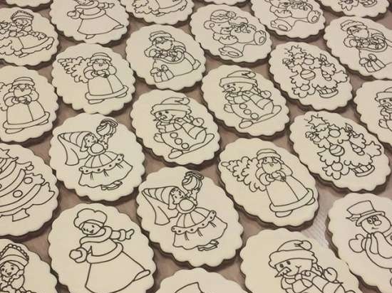 We decorate gingerbread cookies, cookies