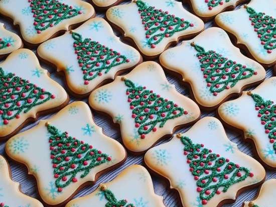 We decorate gingerbread cookies, cookies