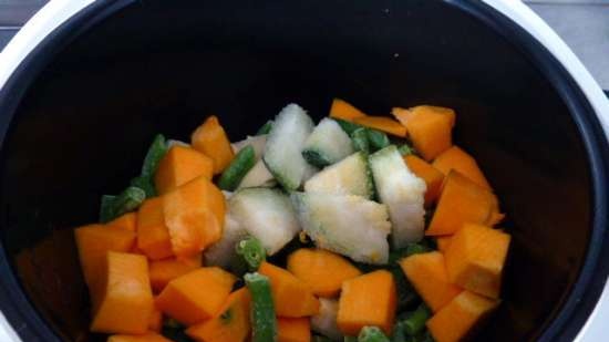 Green beans, pumpkin and zucchini baked with cheese