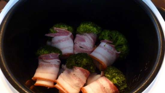 Broccoli sa bacon na may keso (multicooker Brand 701)