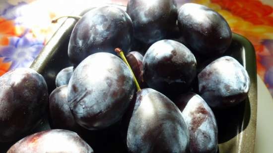 Baked tomatoes and plums