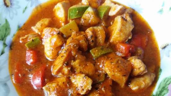 Delicado lecho de verano con pollo y calabacín en una olla de cocción lenta