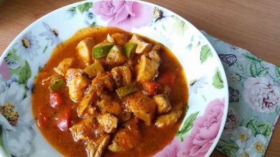 Delicado lecho de verano con pollo y calabacín en una olla de cocción lenta