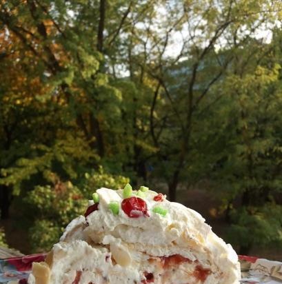 Rotolo di meringa con confettura di pere e prugne