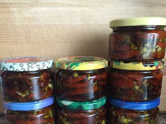 Pomodori secchi al forno in olio profumato (cottura e conserve)