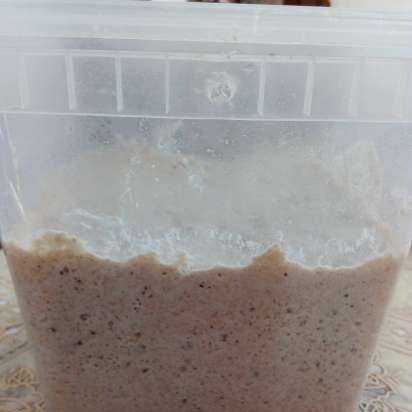 Buong butil na pasas na tinapay na may mabilis na kefir sourdough