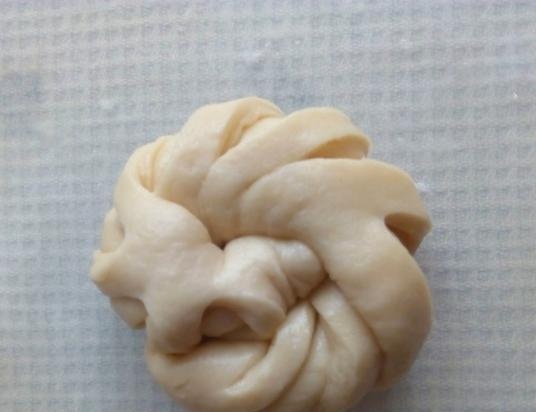 Yeast buns Twisted