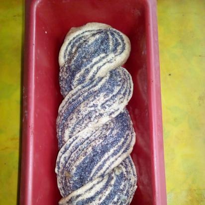 Braid with poppy seeds and raisins made from 100% whole grain yeast dough with sparkling water