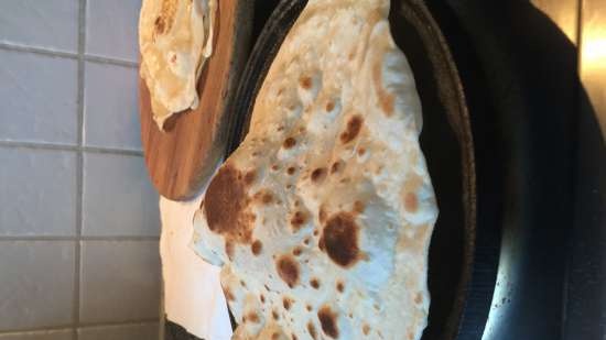 Flatbreads สำหรับอาหารจานหลักเช่นแกงกะหรี่เคบับเคบับคอฟต้า (อาหรับทอดกับเครื่องเทศ)