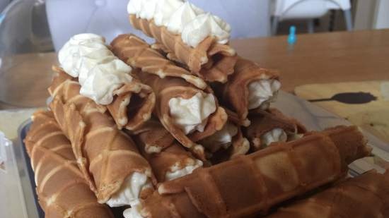 Wafer rolls with cream