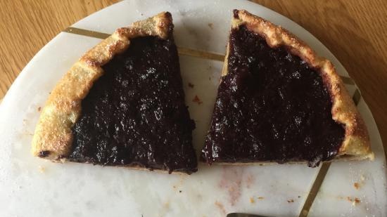 Galleta de requesón con cereza y chocolate