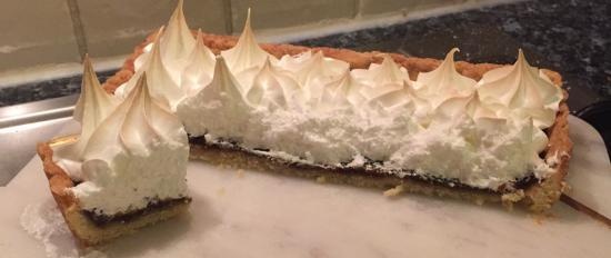 Crostata di mele con crema pasticcera e torrone alle mandorle