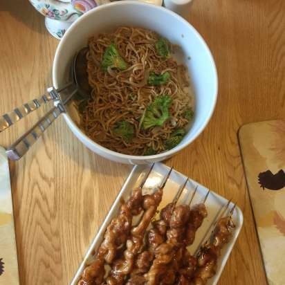 Brochetas de pollo al horno (con el método chino de mantener jugosa la carne)