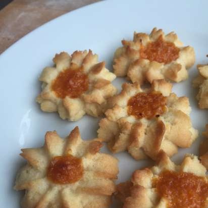 Chamomile shortbread cookies (ayon sa uri ng Kurabye)