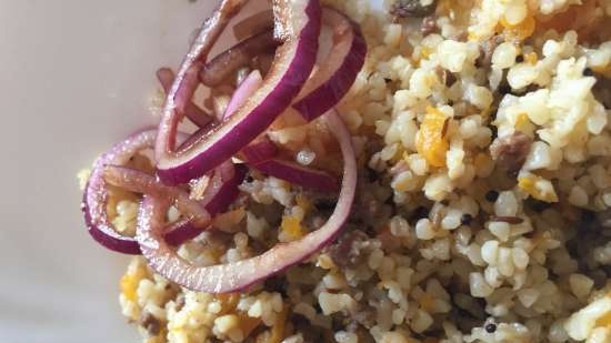 Pilaf bulgur con zucca e carne macinata in una Steba DD2 multicooker