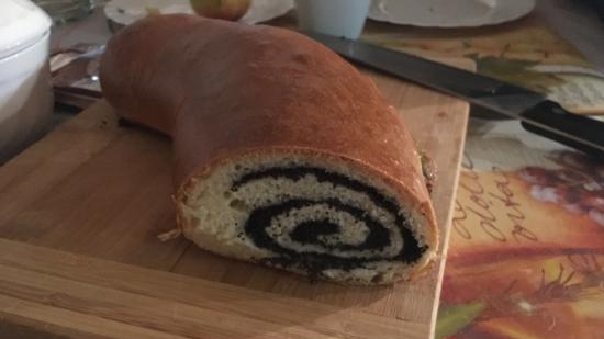 Roll con semi di papavero, noci e uvetta